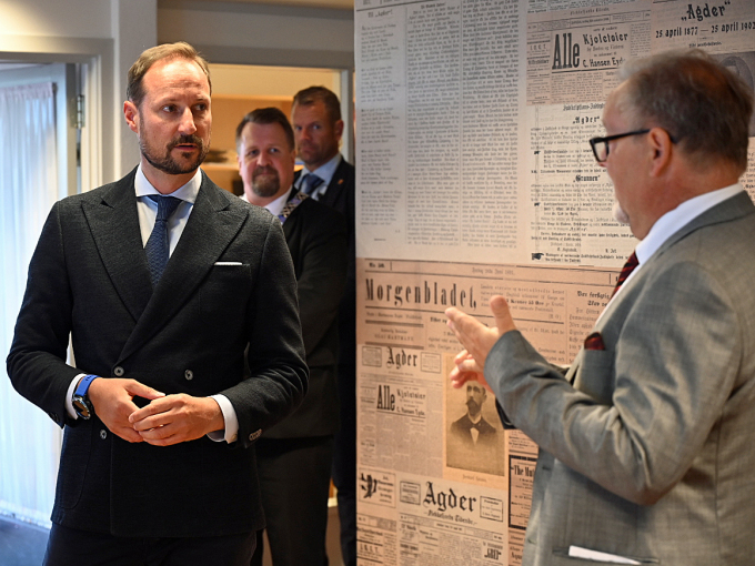 Kronprinsen i samtale med redaktør Kristen Munksgaard i Avisen Agder. Foto: Sven Gj. Gjeruldsen, Det kongelige hoff